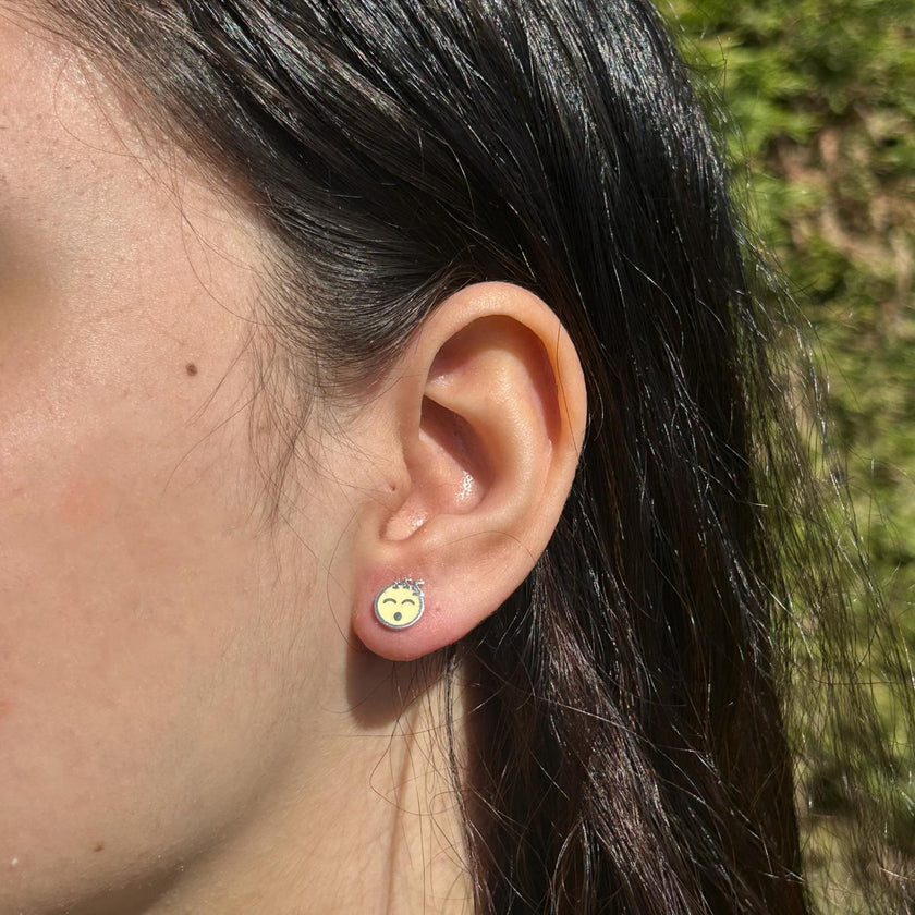 Yüz ifadesi mineli Küpe